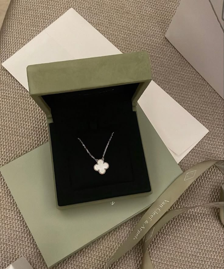 전 세계적으로 가장 히트 친 목걸이가 아닐까 하는 .jpg | 인스티즈