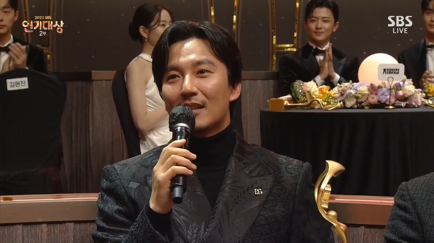 김남길 "새해 소망? 경제 좋아지길…금리 인상 문자 받고 충격" [SBS연기대상] | 인스티즈