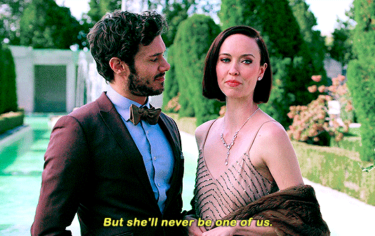 사업으로 부자가 된 집안의 아들이랑 결혼 하기로 했는데 결혼식날 남편 가족이 날 이상하게 쳐다봐...gif | 인스티즈