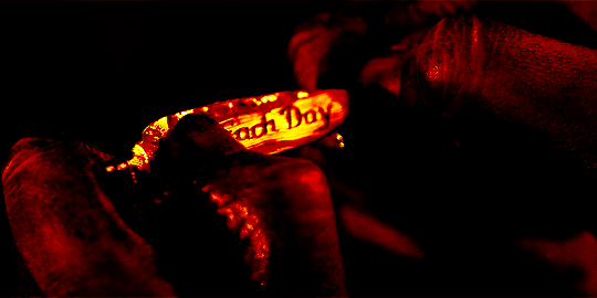 친구들이랑 동굴 탐험갔다가 이상한 동굴에 빠졌는데 갑자기 친구들이 하나 둘씩 죽어가..gif | 인스티즈