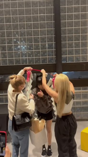 블랙핑크 콘서트 리사를 위해 선물준비한 씨엘씨 쏜(ft.민니) | 인스티즈