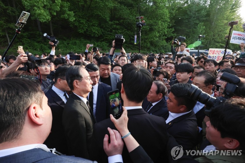 내란범 주제에 518 묘역 간다고 깝쳤다가 쫓겨난 한덕수 | 인스티즈