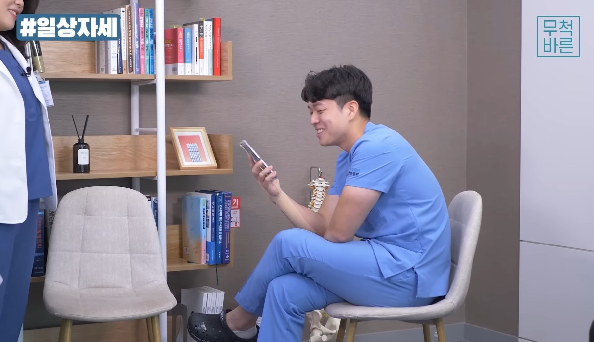 카페같은 데서 굉장히 흔하게 보이는 허리 아작난다는 자세 | 인스티즈