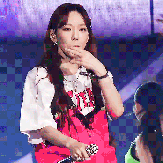 콘서트에서 한번할때마다 들 미쳐날뛰게 한다는 태연 무대제스처.jpgif | 인스티즈