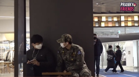 (감동 실험) 군인이 어깨에 기대 잠든다면? +댓글 | 인스티즈