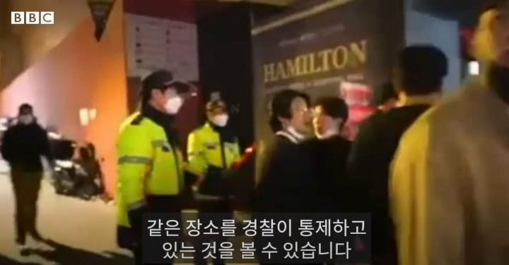 BBC, "작년 촬영된 영상에선 같은 장소를 경찰이 통제하고 있는 것을 볼 수 있습니다" | 인스티즈