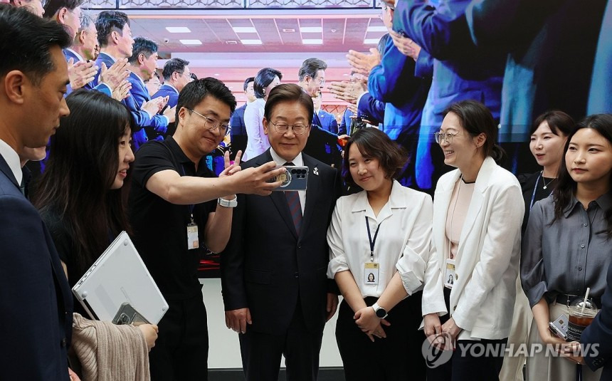 오늘자 대통령실 청사 직원식당에서 식사 후 대통령 모습 | 인스티즈