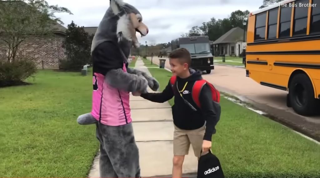 매일 다른 코스튬을 하고 동생을 마중 나가는 형 | 인스티즈