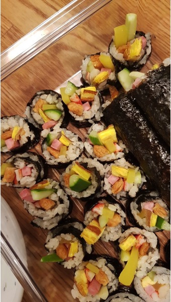 대충 만든 김밥을 가져갔는데 부장이 먹고나서 100만원 줄테니까 일주일에 한번씩 만들어달라고 한다면? | 인스티즈