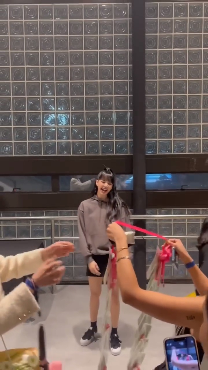 블랙핑크 콘서트 리사를 위해 선물준비한 씨엘씨 쏜(ft.민니) | 인스티즈