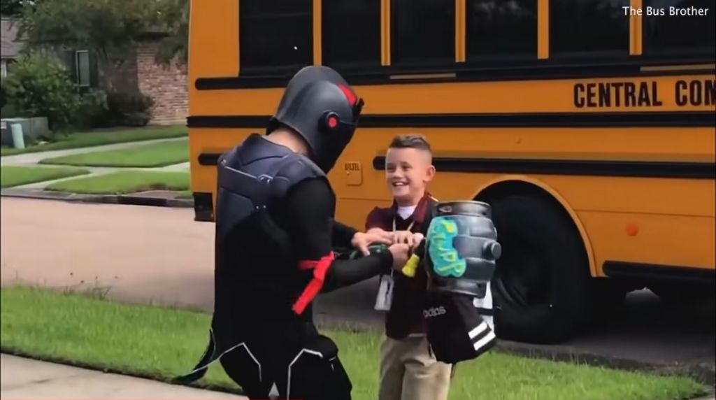 매일 다른 코스튬을 하고 동생을 마중 나가는 형 | 인스티즈