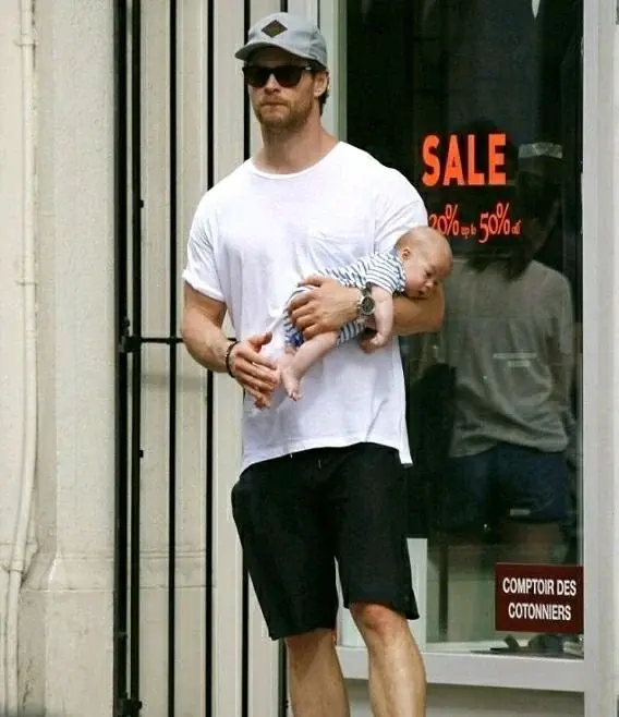 크리스 헴스워스 (aka 토르)의 딸이랑 아들 안을때 차이 | 인스티즈