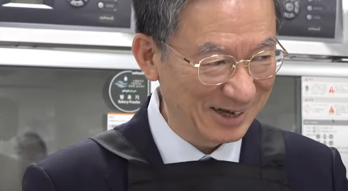 '마동석 근육' 자랑했는데…취임 두 달 만에 앞니 빠진 법무부 장관 | 인스티즈