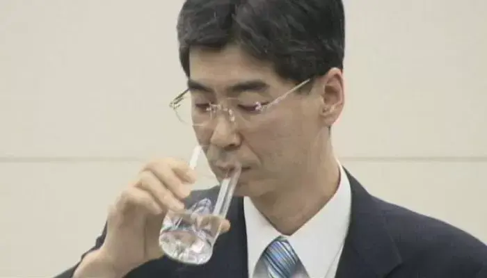 방사능 오염수 벌컥벌컥 마셔서 안전성 증명한 일본 공무원 실종됐다 | 인스티즈