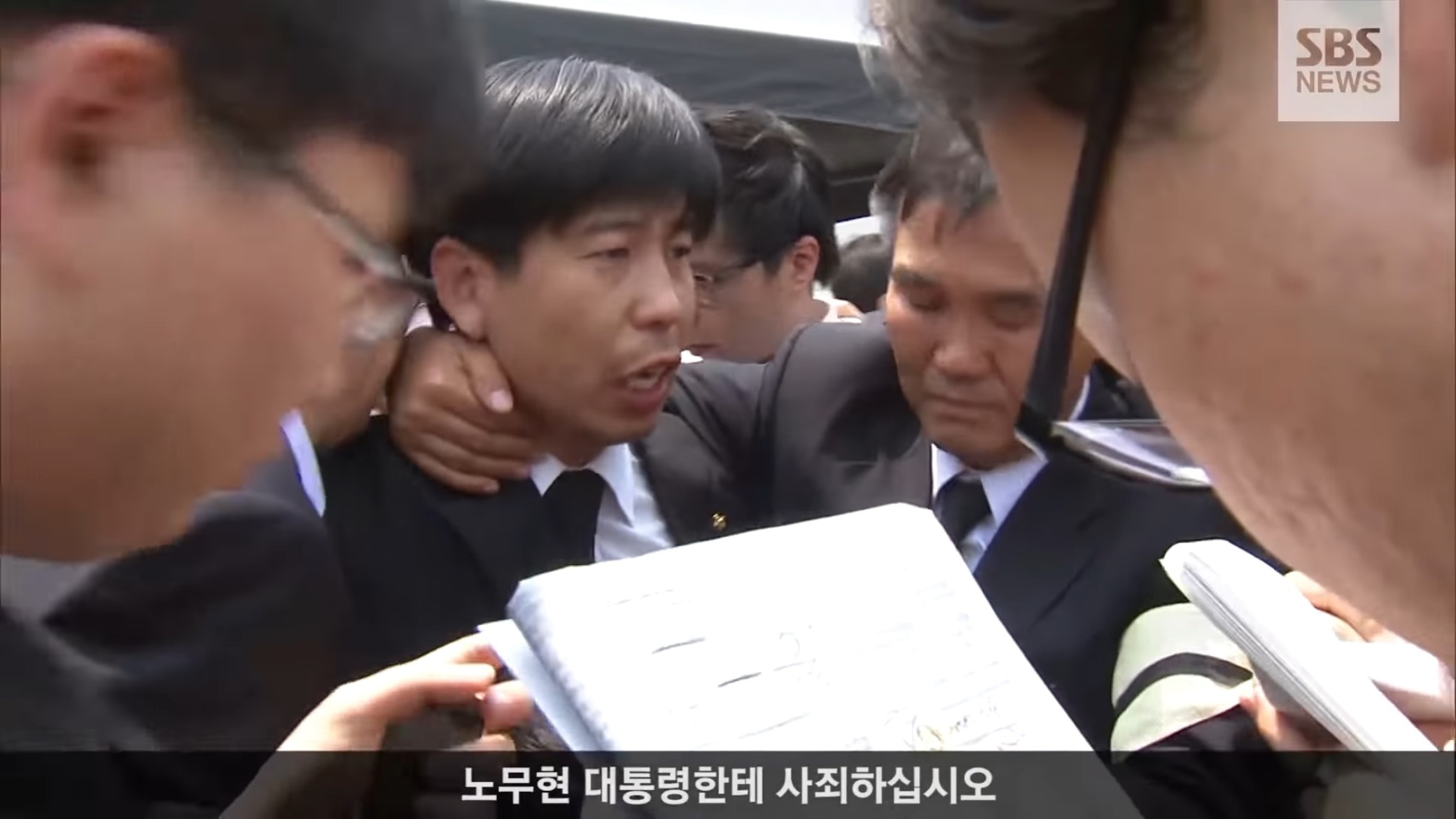 故노무현 대통령 영결식에서 분향하는 이명박.jpgif | 인스티즈