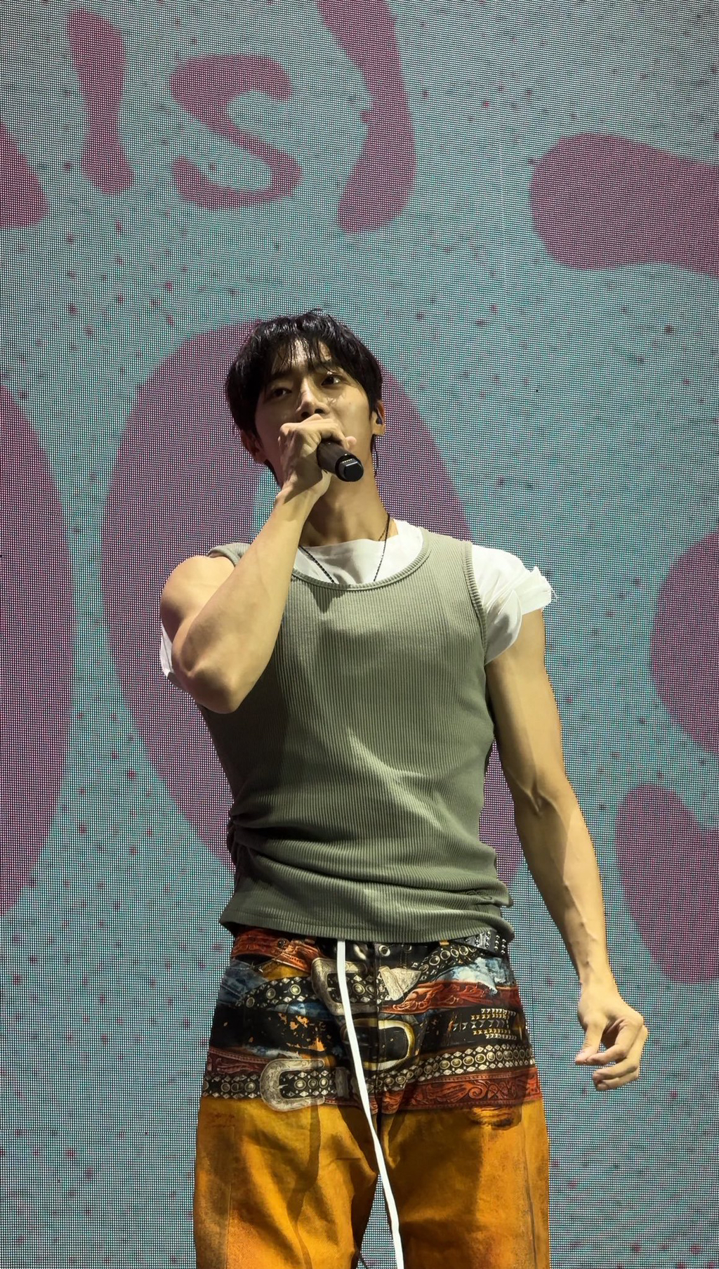 추영우 춤출때 바지에 가짜 새깅(?)이 너무 웃김 | 인스티즈