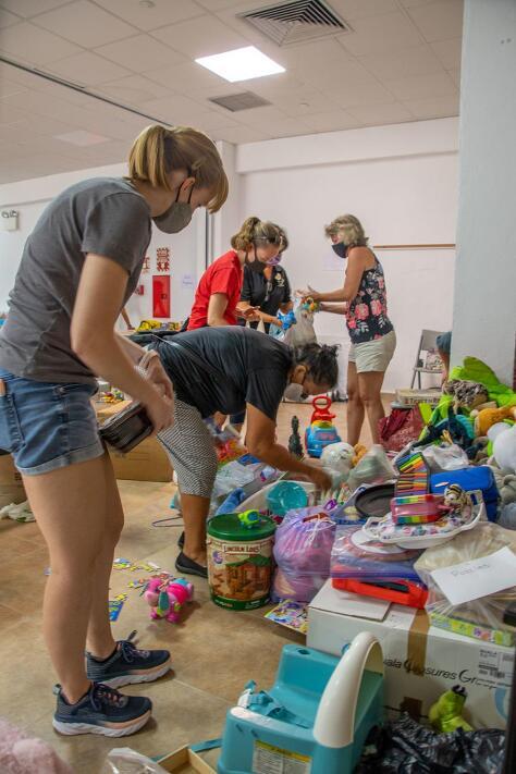 아이에게 인형을 쥐어주면 아이가 되지만 총을 쥐어주면 테러리스트가 된다는걸 보여준 장면 | 인스티즈