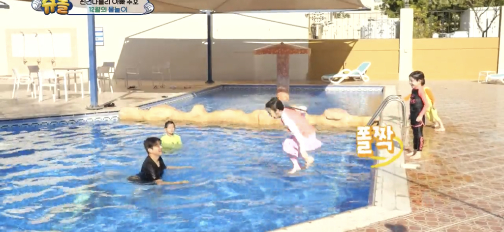 [슈돌] 물에 빠지고 시안이 형한테 안아달라하는 건후 (feat.동생이 어려운 막내시안) | 인스티즈