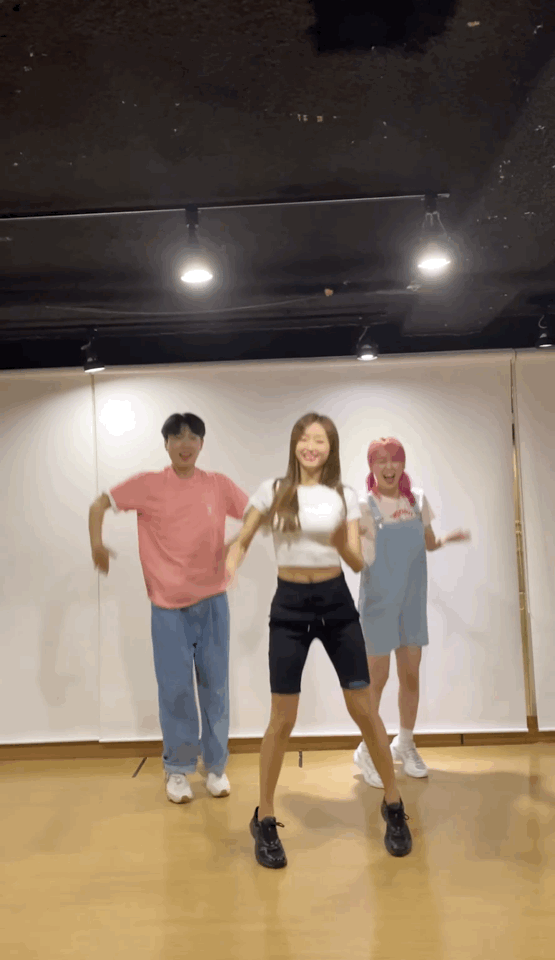 요즘 컴백하는 여돌들과 꽤 많이 콜라보하는 거 같은 댄스 유튜버 | 인스티즈