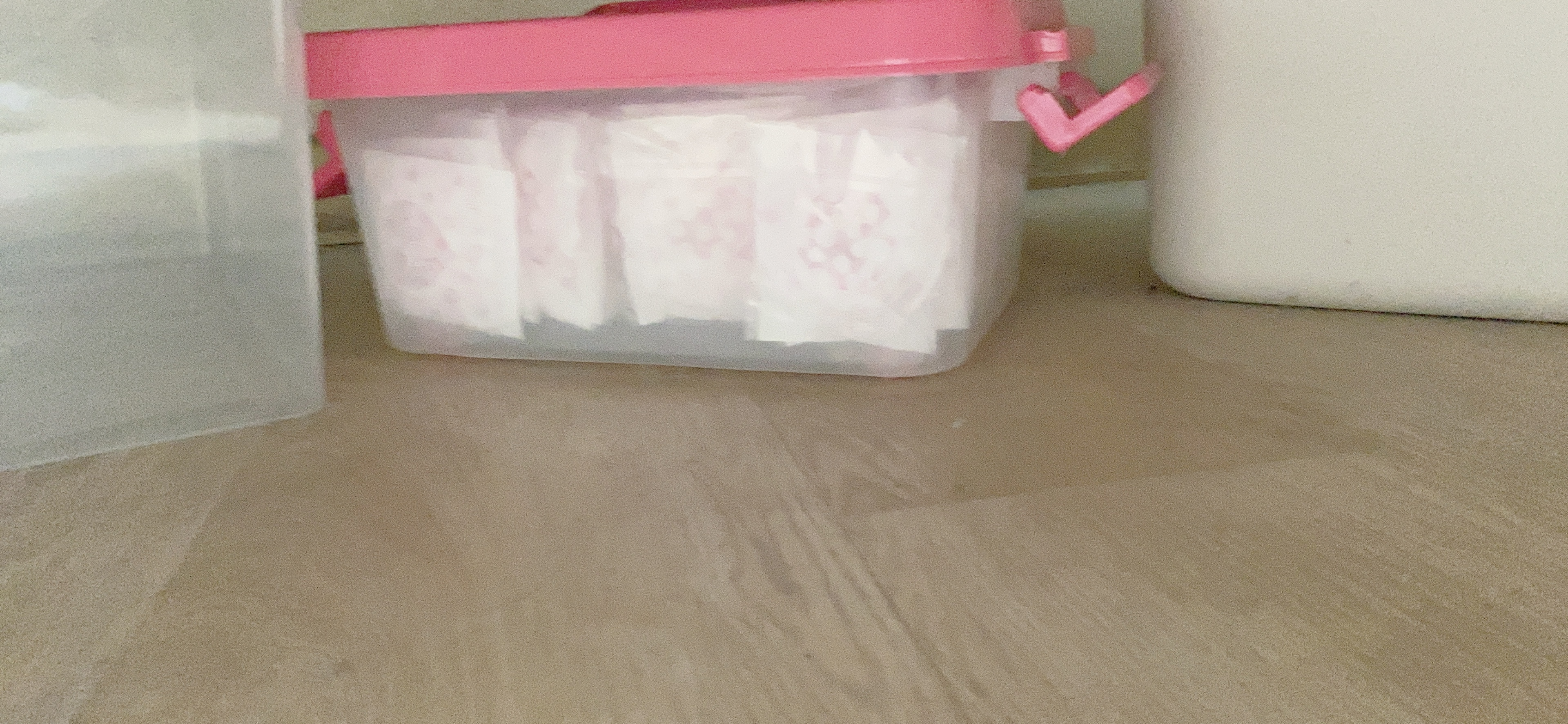 아 침대밑에 저거 생리댄줄 알고 안샀는데 | 인스티즈