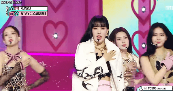 안무 후보만 무려 3개였다는 스테이씨 아이사 파트 .gif | 인스티즈