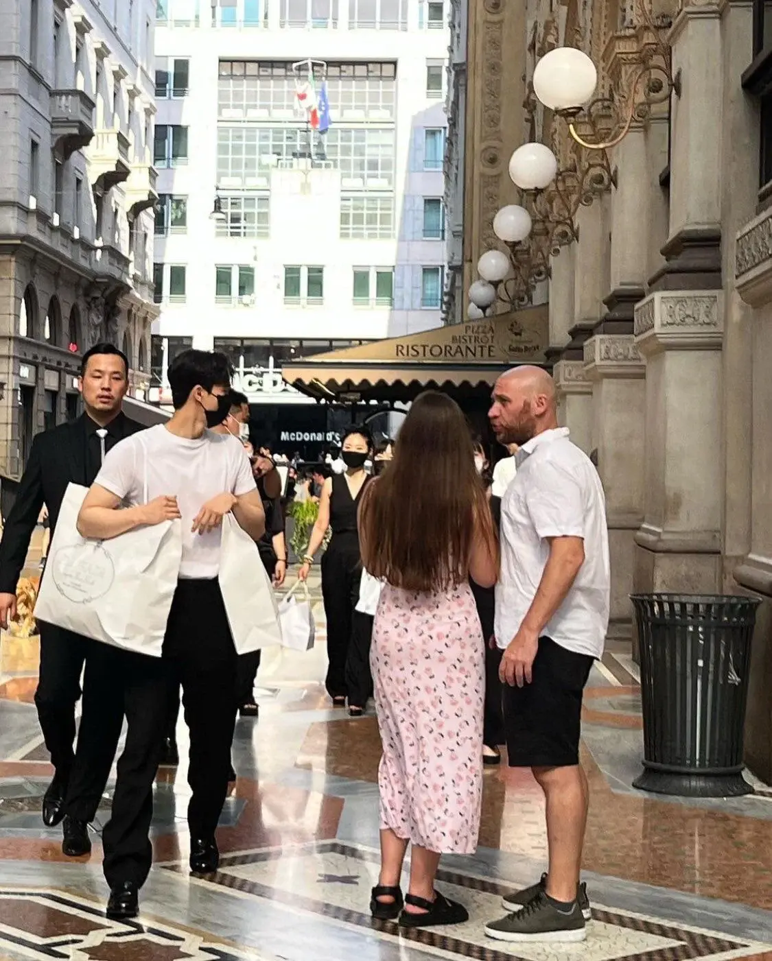 키 큰 줄몰랐다가 놀란사람 많다는 송강 밀라노 길거리 목격짤 | 인스티즈