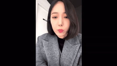 요즘 유행하는 왼쪽 눈 감고 오른쪽 볼 찌르기.gif | 인스티즈