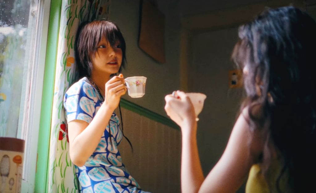 시골 목장 컨셉인듯한 스타쉽 신인 키키(KiiiKiii) | 인스티즈
