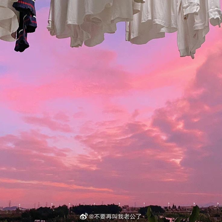 초저녁 걸어가다 넋놓고 올려다보게 되는 날 | 인스티즈