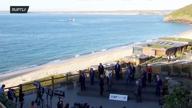 G7 기념 사진 찍으면서 문재인 대통령한테 화이팅하는 바이든ㅋㅋㅋㅋㅋㅋㅋ | 인스티즈