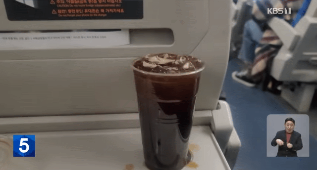 KTX가 커피가 쏟아질 정도로 흔들린다는 기사에 헐하고 영상 봤는데 웃음 나온다.twt | 인스티즈