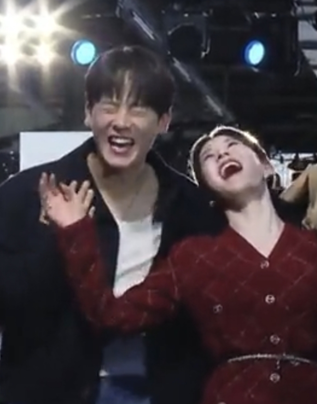 무빙 김봉석-장희수 그 자체라고 이슈중인 본체 배우들 고윤정-이정하 노는 모습.twt | 인스티즈