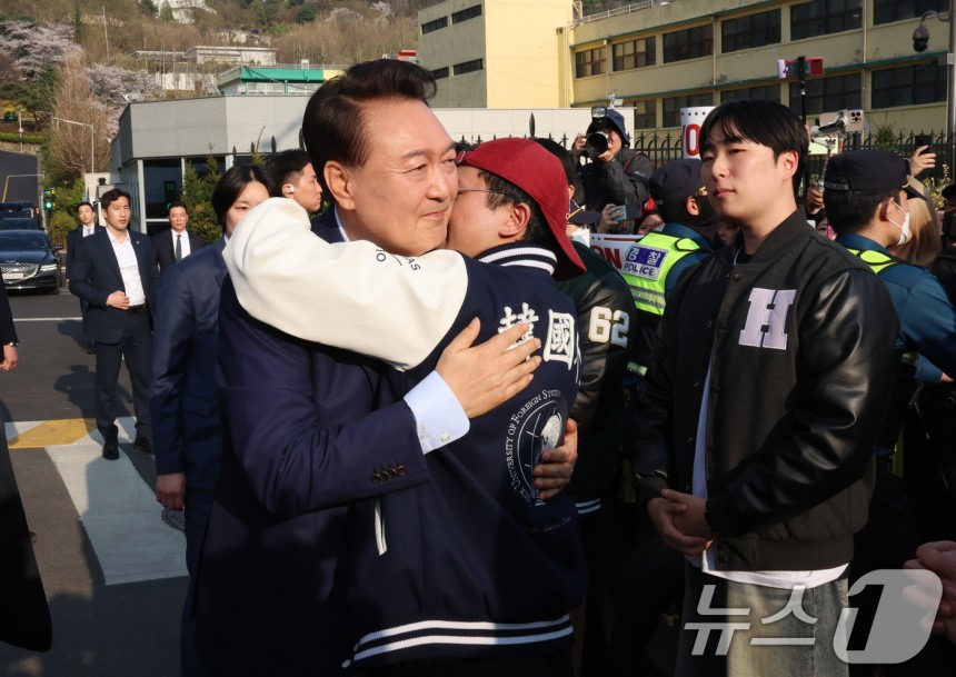 [포토] '대국민 사과는 없다' | 인스티즈