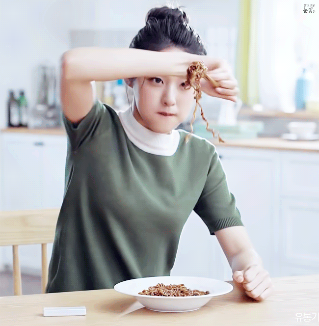 예능에서 먹방하는 거 나오자마자 바로 광고 찍었던 아이돌 | 인스티즈