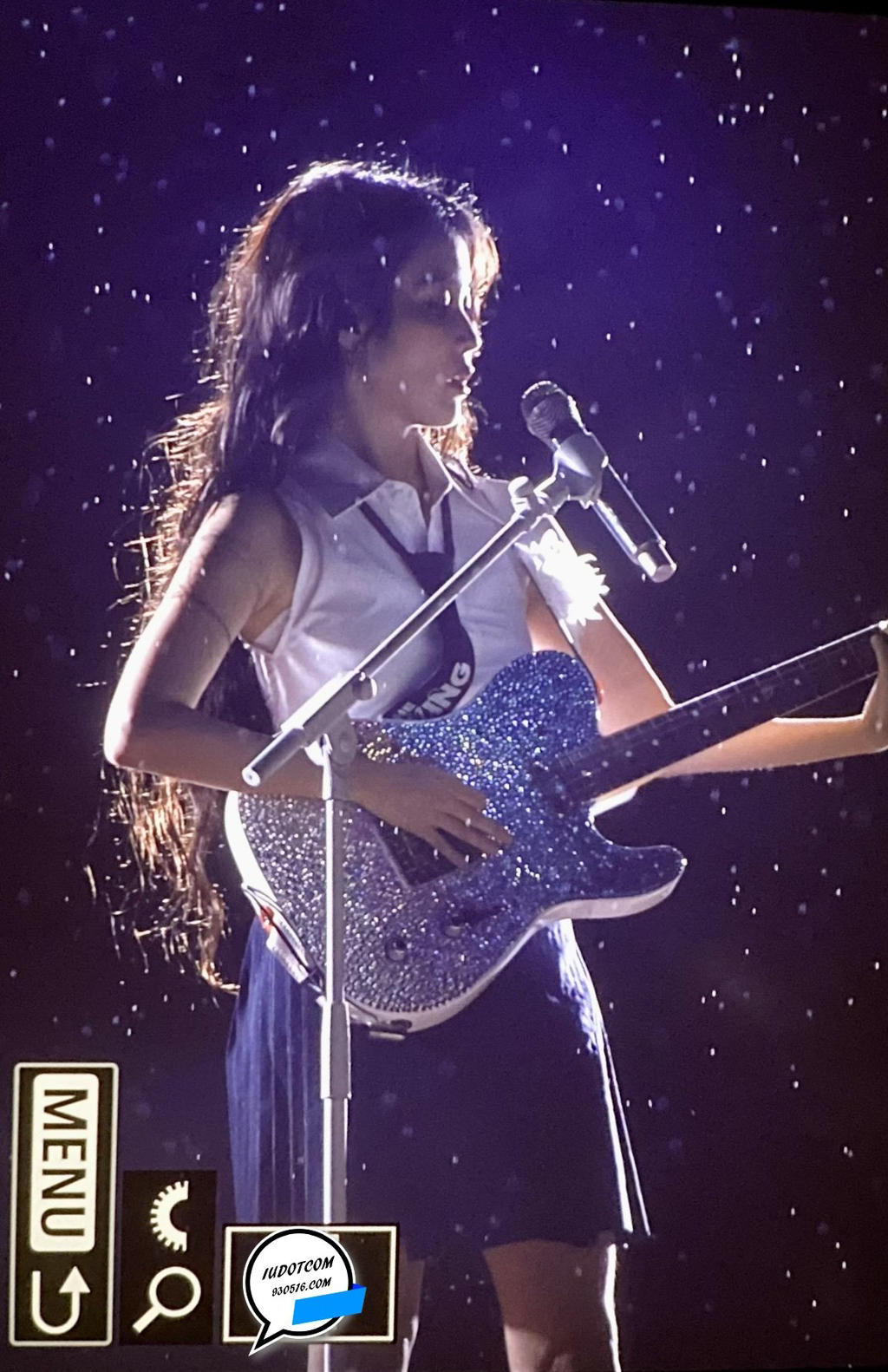 콘서트에서 반응터진 비 맞으며 일렉기타치는 아이유 | 인스티즈