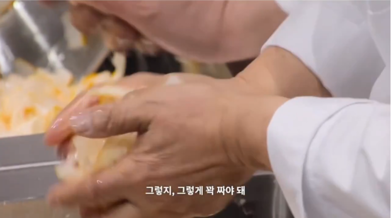 후덕죽선생님 6.25도 겪으신 연세라고..? 근데 임성근덜할아버지가 후선생님 칼 뺏어쓰고 참외김치하게햇다고 이겋도정말웃김 | 인스티즈