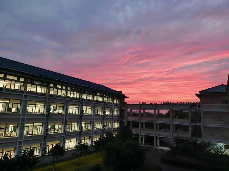 초저녁 걸어가다 넋놓고 올려다보게 되는 날 | 인스티즈