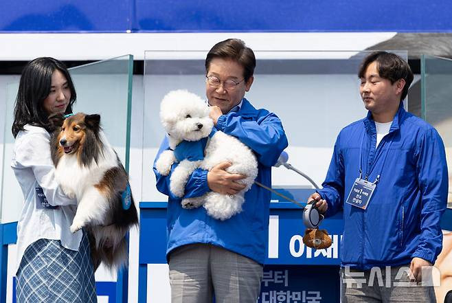 이재명 김문수로 보는 올바르게 강아지 안는 방법 | 인스티즈