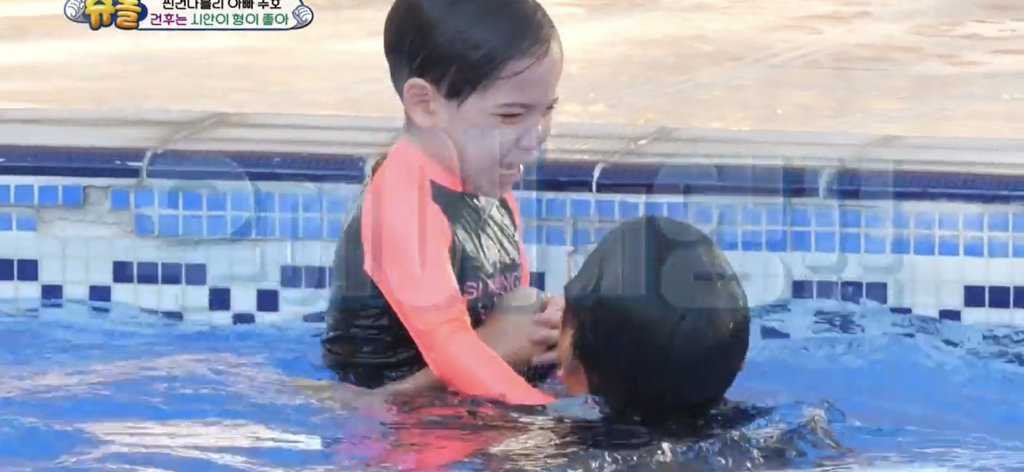 [슈돌] 물에 빠지고 시안이 형한테 안아달라하는 건후 (feat.동생이 어려운 막내시안) | 인스티즈