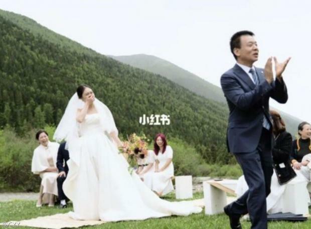 결혼식 도중 신랑 데리고 전력질주한 리트리버.."죽어도 못 보내!" | 인스티즈