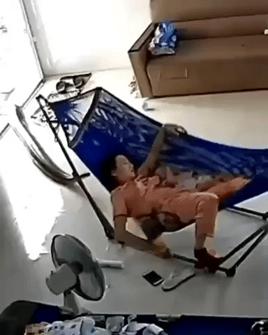 아기 재우다 식겁한 엄마.gif (놀람주의, 뱀주의) | 인스티즈