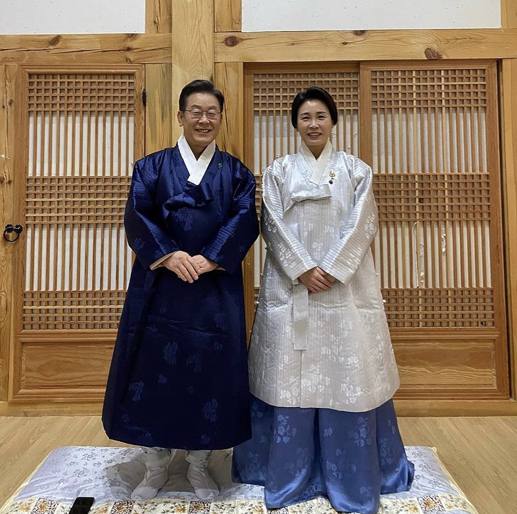 윤석열 김건희/이재명 김혜경 부부 한복입은 사진 | 인스티즈