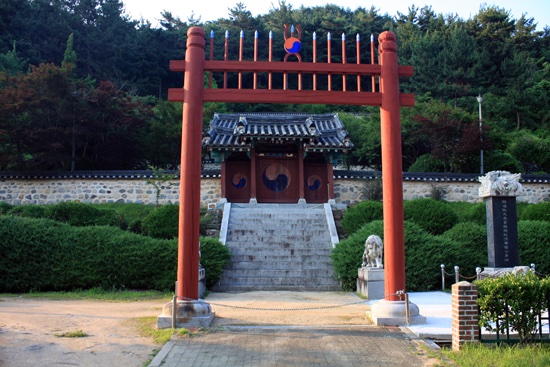 썩은 토리이 치우고 우리나라 전통 홍살문 유명해졌으면 | 인스티즈