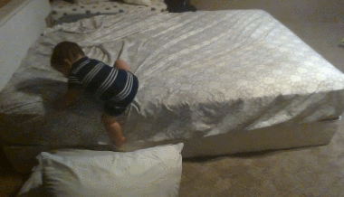 아기가 침대에서 내려오는 방법......gif | 인스티즈