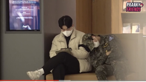 (감동 실험) 군인이 어깨에 기대 잠든다면? +댓글 | 인스티즈