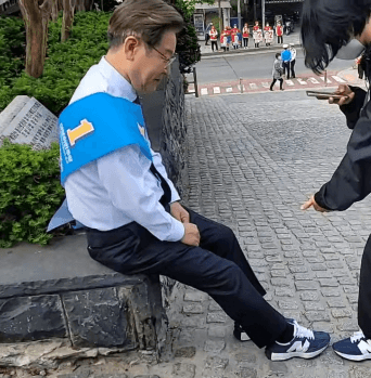 이재명이랑 우연히 같은 신발을 신고 나타난 지지자 | 인스티즈