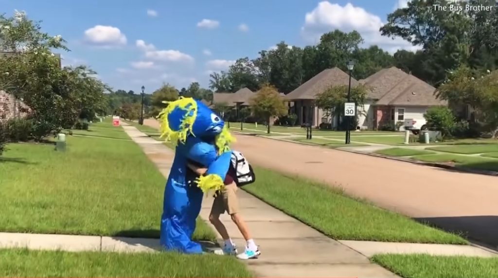 매일 다른 코스튬을 하고 동생을 마중 나가는 형 | 인스티즈