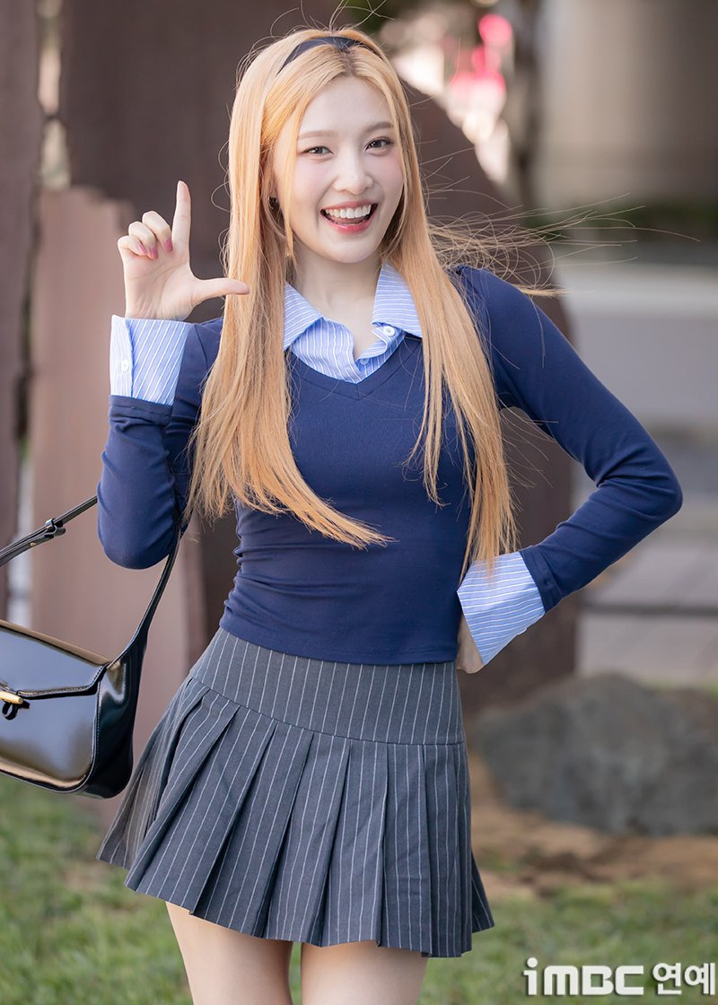 오늘자 하이틴 퀸카재질 프레피룩 조이.jpg | 인스티즈