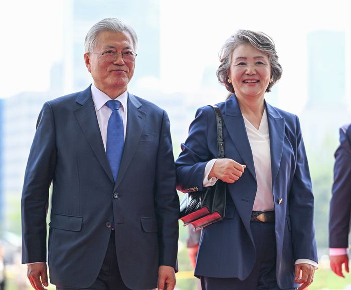 오늘자 문재인 전대통령과 김정숙 여사 님 | 인스티즈