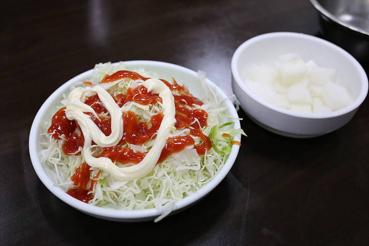 통닭시키면 같이 딸려오던 케챱과 마요네즈를 뿌린 양배추 샐러드.jpg | 인스티즈